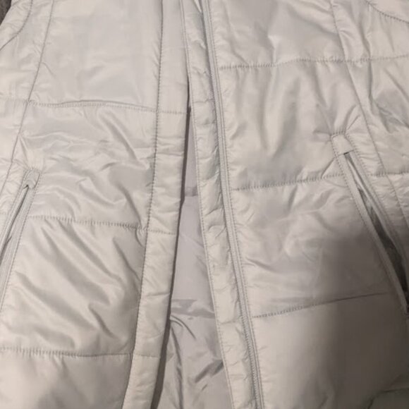 The North Face - Lightweight Quilted Plush Puff Vest C645 | XS | Gray & Red Logo - Picture 4 of 14